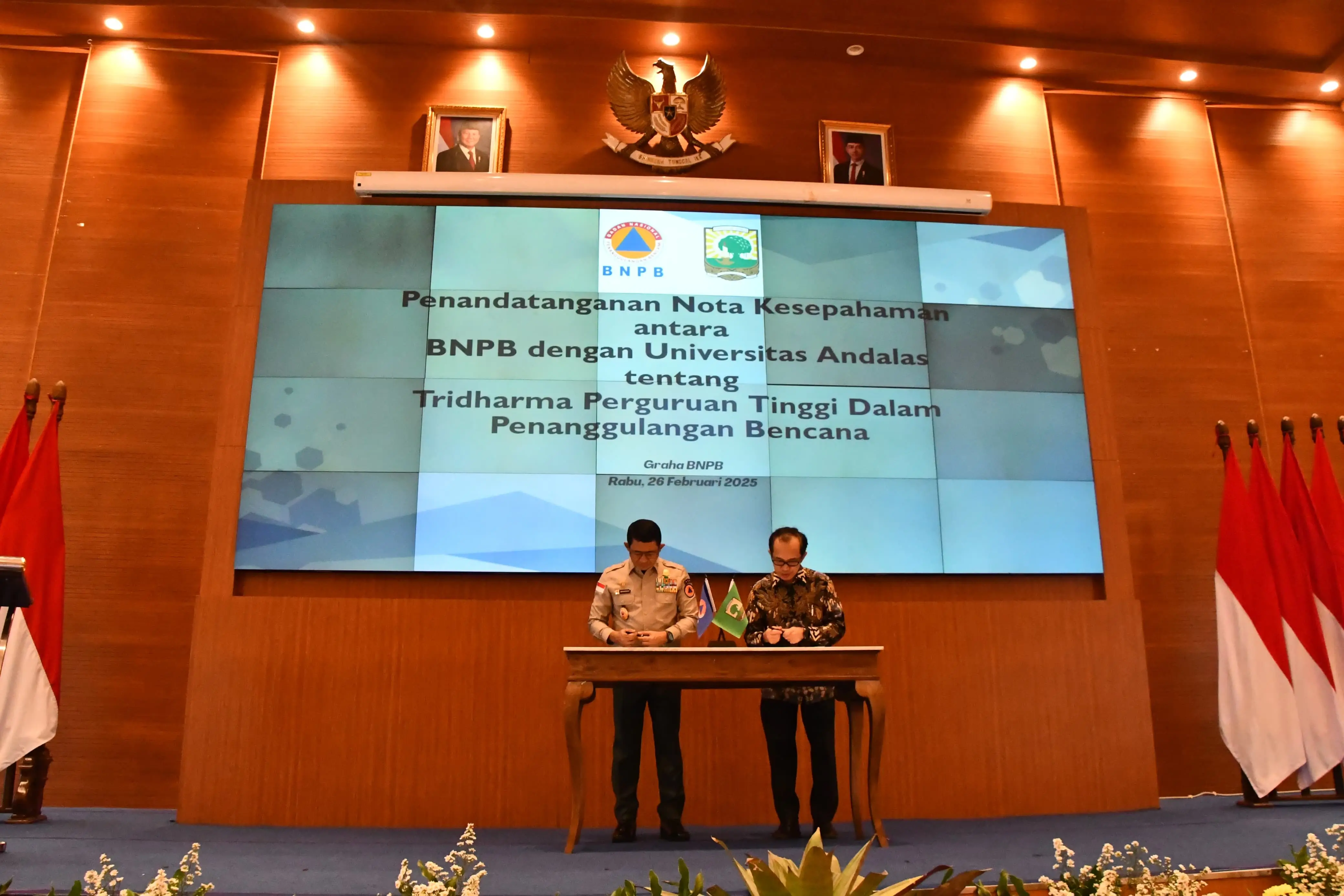 Kepala Badan Nasional Penanggulangan Bencana (BNPB) Letjen TNI Dr. Suharyanto, S. Sos., M.M. dan Rektor Universitas Andalas Dr. Efa Yonnedi, S.E., MPPM., A.kt., CA.CRGP. saat melakukan penandatanganan nota kesepahaman di Graha BNPB, Jakarta pada Rabu (26/2).